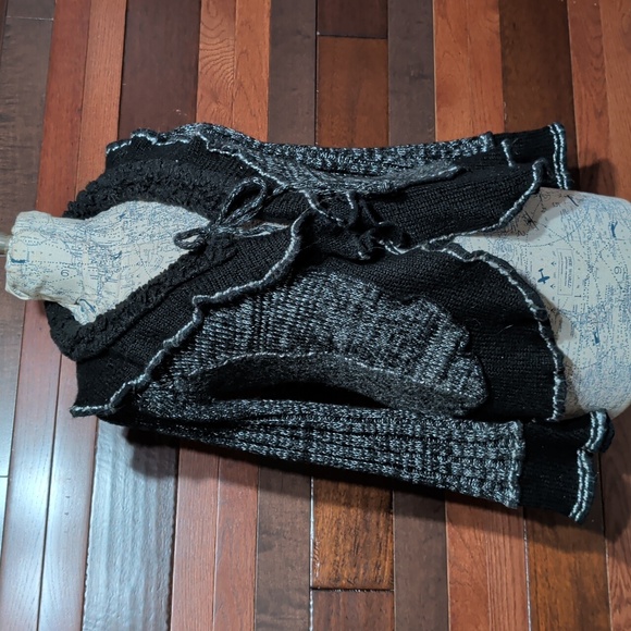 Sioni Women's Black and Gray Sweater - Picture 2 of 10